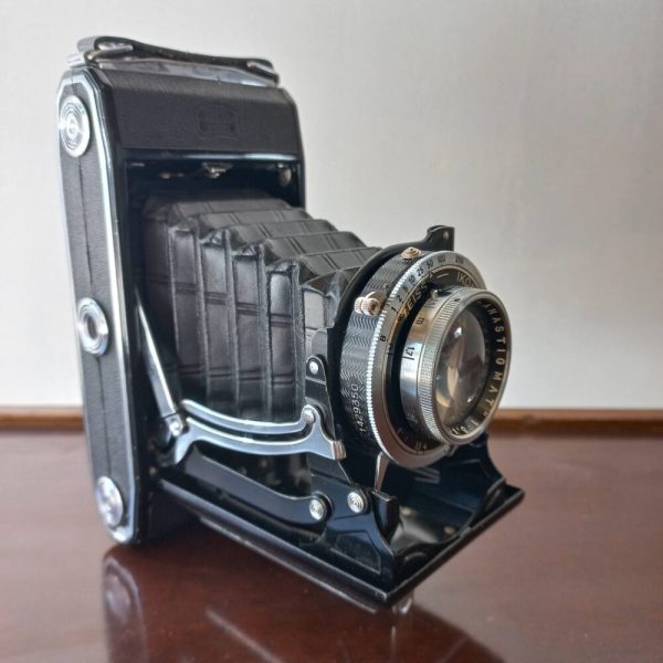 05_Camera-on-tripod 05_Camera-on-tripod