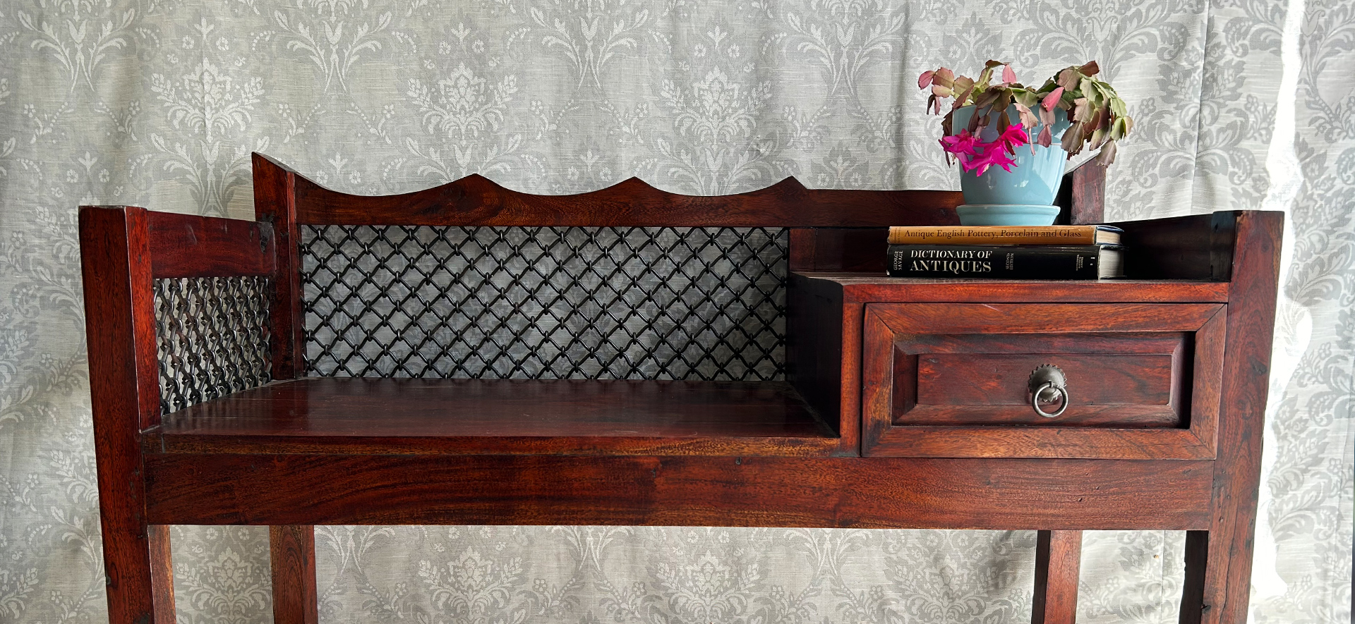 Blog header Vintage vs Antiques